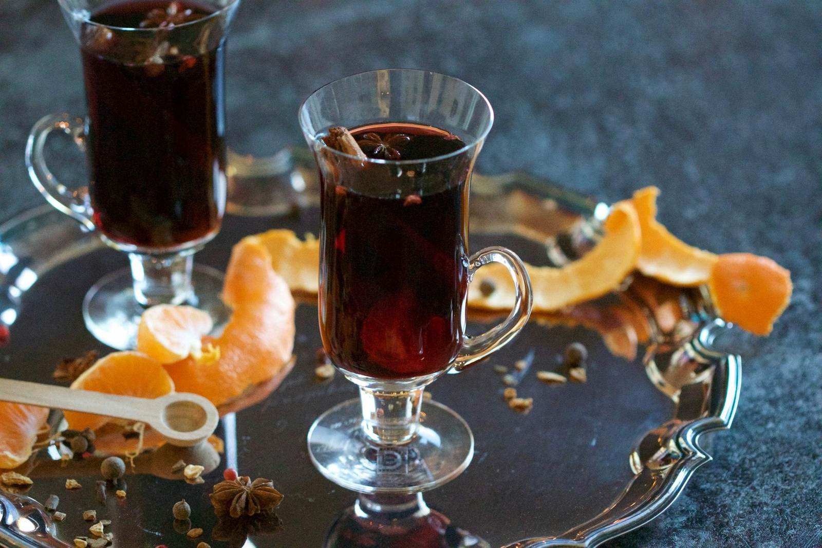 Glühwein in den Händen