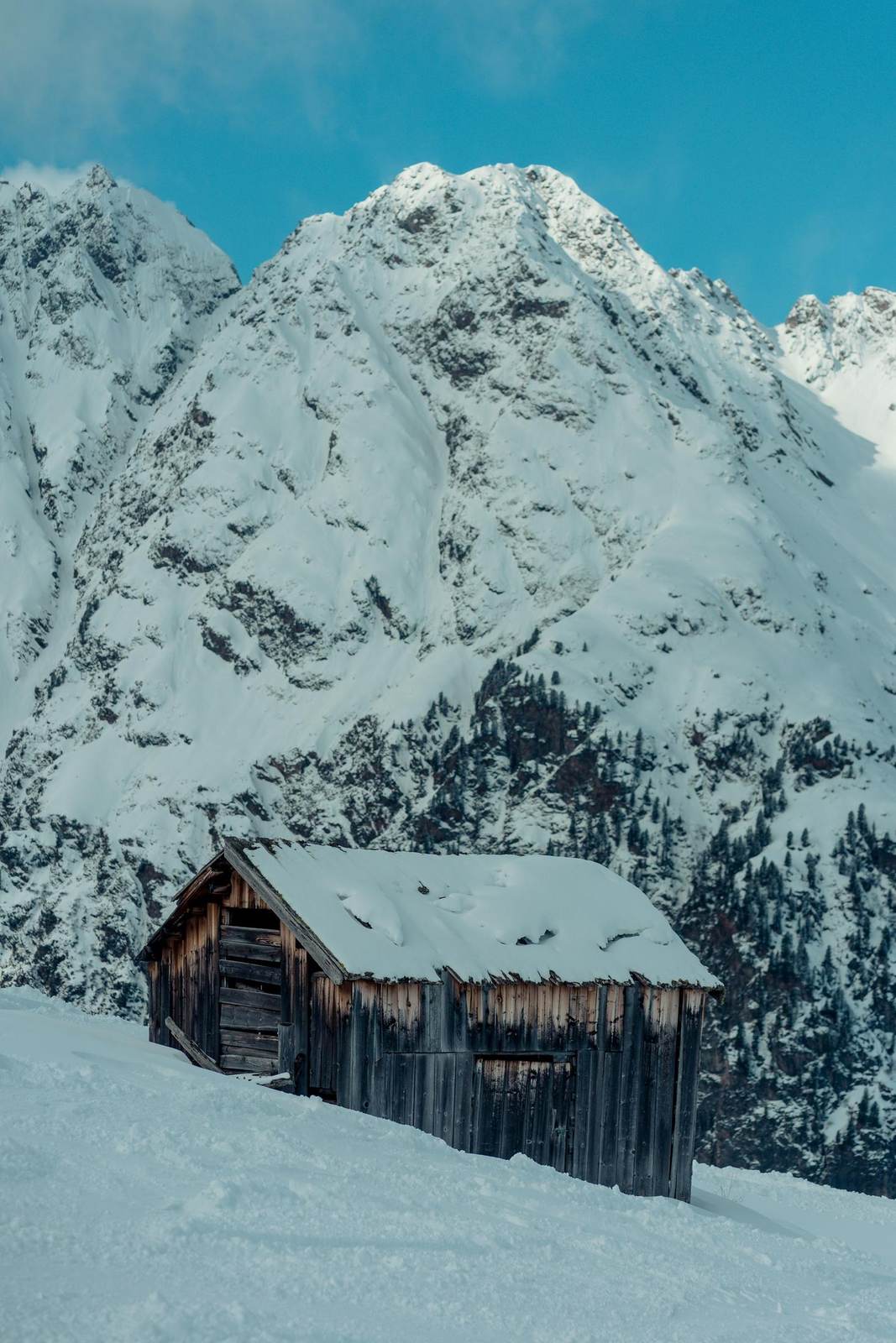 Kleine Holzhütte im Schnee