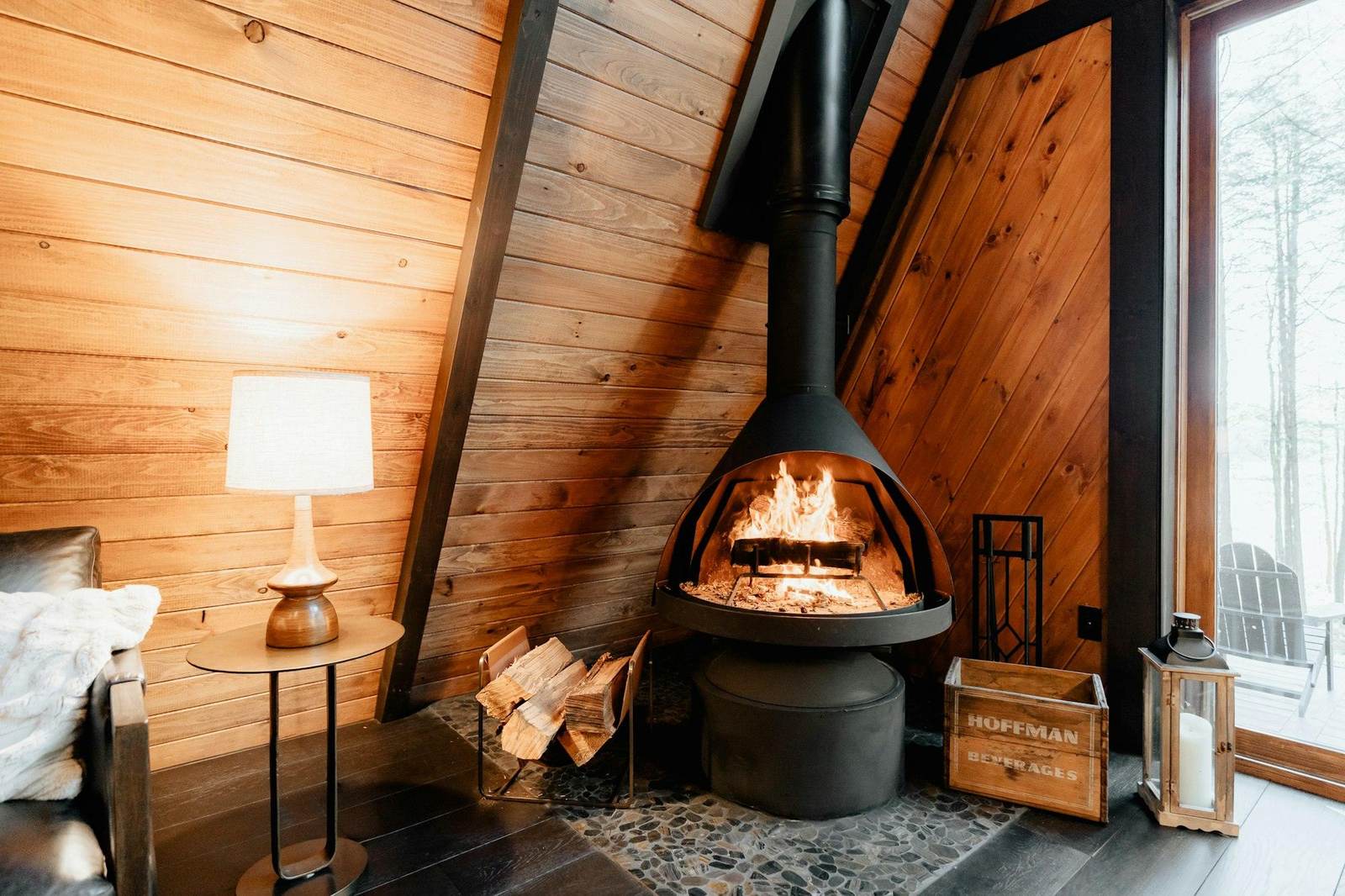 Kaminofen in einem Holzhaus