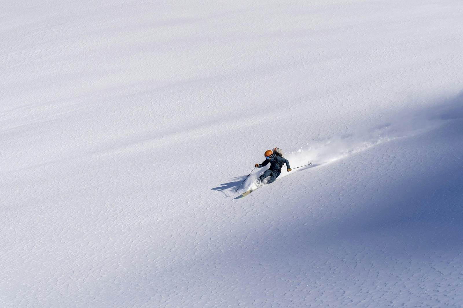 Skifahrer in einem weiten Pulverhang