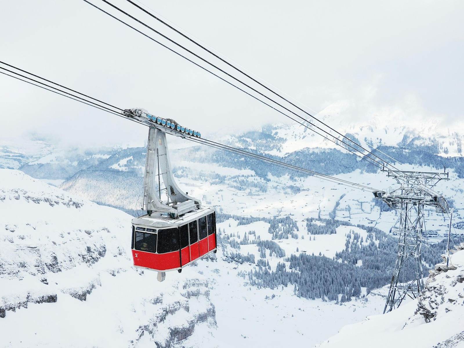 Luftseilbahn über einer weiten Schneelandschaft