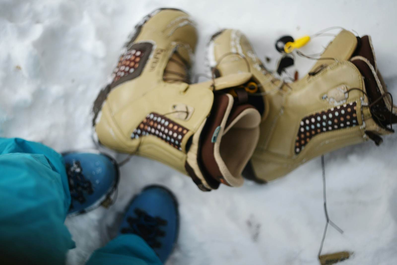 Alte Skischuhe im Schnee