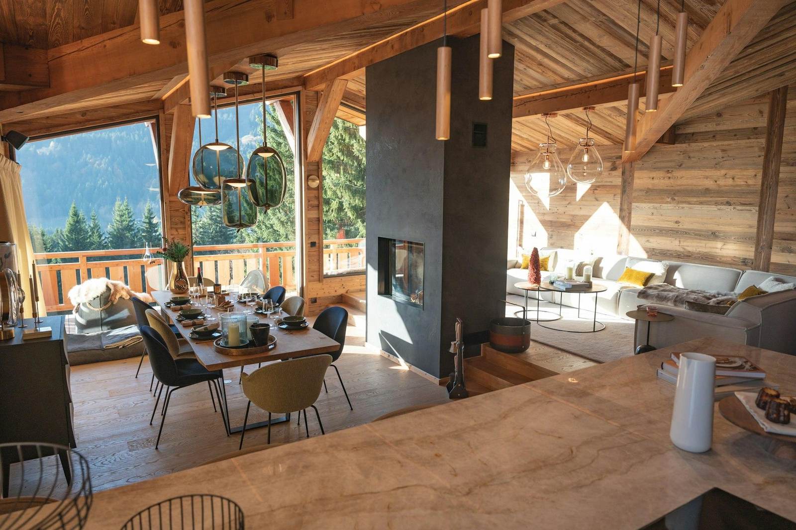 Wohnraum aus altem Holz mit grossen Fenstern